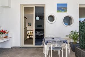 a dining room with a table and chairs at B&B El Dorado in Palinuro