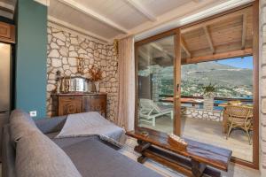 1 dormitorio con sofá y ventana grande en Luxury Stone Apartments, en Agia Efimia