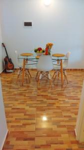 una sala da pranzo con un tavolo e due sedie di Alojate en Mala casa del valle a Mala