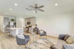 Η κουζίνα ή μικρή κουζίνα στο Fenced Yard and Home Office Quiet Home in Richmond