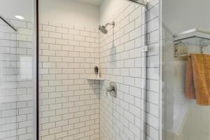 Ένα μπάνιο στο Fenced Yard and Home Office Quiet Home in Richmond +20 φωτογραφίες