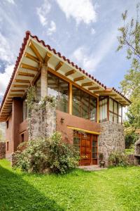 a large house with a large window at Hermosa casa confortable en el Valle Sagrado in Calca