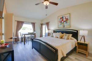sypialnia z dużym łóżkiem i stołem w obiekcie Roadrunner Roost at Rams Hill Golf Resort! w mieście Borrego Springs +28 zdjęć