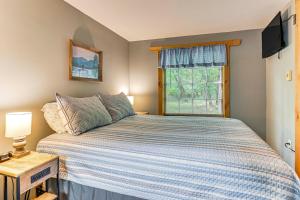 una camera da letto con un letto e una finestra di Cottage Less Than 8 Mi to Gore Mountain in Bakers Mill! a Bakers Mills