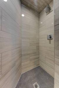 ワシントンにあるDupont Circle-suite 7kalorama Luxury Apartmentの浴室のガラス扉付きシャワー +12枚の写真