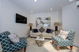 ワシントンにあるDupont Circle-suite 7kalorama Luxury Apartmentのリビングルーム(椅子2脚、ソファ付)