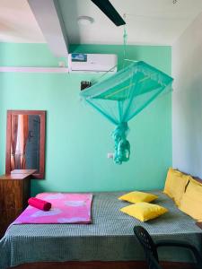Camera con letto e parete blu di The Orange House Weligama a Weligama Altre 246 foto