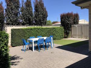 Vườn quanh No stairs, Big House, Garage Richmond Residence 1