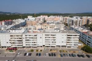 een luchtzicht op een stad met witte gebouwen bij White Charm by the Sea in Viana do Castelo