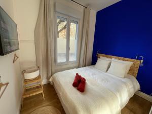 Ένα ή περισσότερα κρεβάτια σε δωμάτιο στο Maison Yuki - Bleu Alpin - Netflix & Parking gratuit