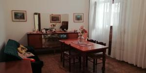 ein Wohnzimmer mit einem Tisch und ein Esszimmer in der Unterkunft Za Rosa in Aieta
