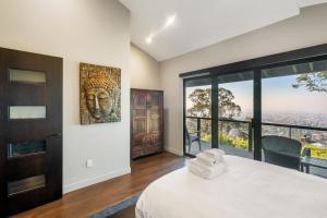 Katil atau katil-katil dalam bilik di Luxury 3br Hillside Retreat Wac Panoramic View
