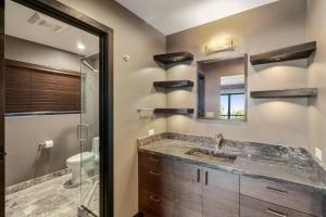 Bilik mandi di Luxury 3br Hillside Retreat Wac Panoramic View +31 gambar