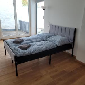 un lit dans une chambre avec deux oreillers dessus dans l'établissement Frauenhofer Appartement, à Straubing