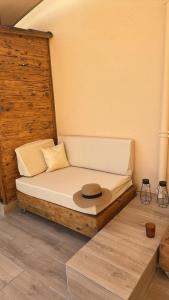 a bedroom with a bed with a hat on it at Mamba Garden III in Calpe