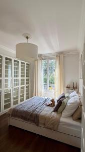 a bedroom with a large bed with a window at Luxury et Comfort Apartment a Châtillon, Paris 5 min in Châtillon