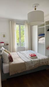 a bedroom with a large bed with a window at Luxury et Comfort Apartment a Châtillon, Paris 5 min in Châtillon
