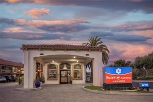 a sun study inn sign in front of a building at SureStay Plus by Best Western Santa Clara Silicon Valley in Santa Clara
