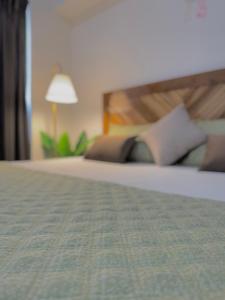 Ένα ή περισσότερα κρεβάτια σε δωμάτιο στο 1BHK Lodha Belmondo Pune , The Getaway BeyondWalls