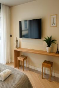 TV a/nebo společenská místnost v ubytování Triple A - Ermou Retreat Studios - Free Parking!