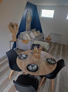 a living room with a table and a couch at Gîte de l'écluse carrée in Coulogne