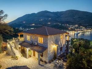 una imagen de una casa con vistas al agua en Luxury Stone Apartments, en Agia Efimia