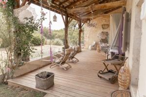 Balkón nebo terasa v ubytování Au Clair de Vianne -Plus qu'un hébergement Une parenthèse de douceur jusque dans les détails + 79 fotografií