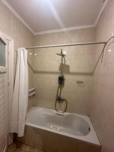 Ένα μπάνιο στο Marina 6 Beach Chalet +6 φωτογραφίες