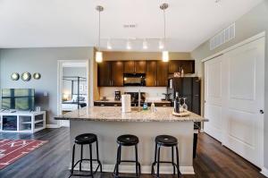 Φωτογραφία από το άλμπουμ του The Urban Oasis Garage Parking Walk-in Shower στο Κολόμπους