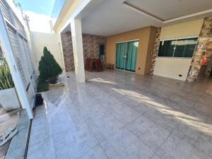 een grote kamer met een grote tegelvloer en een gebouw bij Casa Mar Aruana in Aracaju