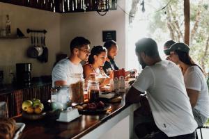 バカラルにあるPucté Bacalarの台所のカウンターの周りに立つ人々 +30枚の写真