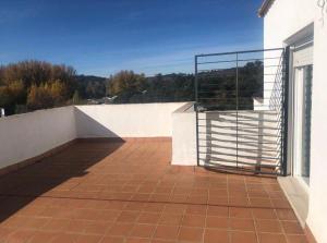 Un balcón con una puerta en el costado de un edificio. en Casa Rural Pozo, en San Nicolás del Puerto