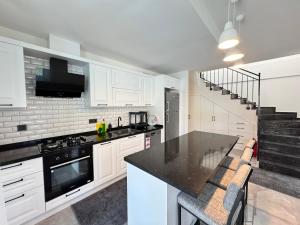 Η κουζίνα ή μικρή κουζίνα στο Villa Breeze - Luxury 4BR Villa - River 50m