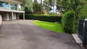 a driveway leading to a house with green grass at Anne House in Raisio