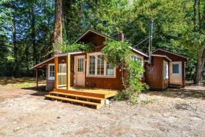 una piccola cabina nel bosco con alberi di Adorable Cottage Among Trees Close To Everything a Vancouver