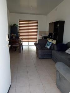 een woonkamer met twee banken en een tafel bij The terrazzo house in Santa Ana