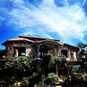 a stone house on top of a hill at CASA DA MATA descanso e sossego na natureza in Ibicoara