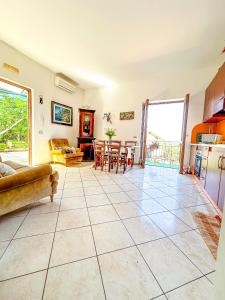 una sala de estar con un sofá y una mesa en Villa Aurora Oasi Verde, en Sorrento 20 fotos más