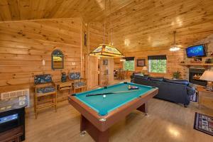 Τραπέζι μπιλιάρδου στο Mountain View Hot Tub Cabin w Pool Table Romantic