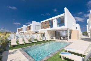 Kolam renang di atau dekat dengan Orea Luxury Villas