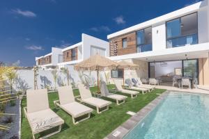 Kolam renang di atau dekat dengan Orea Luxury Villas