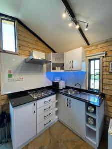 Η κουζίνα ή μικρή κουζίνα στο Couple's Wood Cabin in Naivasha - Elwai Visitor Centre +17 φωτογραφίες