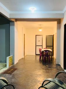 a dining room with a table and chairs at Recanto tia tonha in Guaramiranga