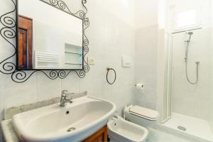 Ένα μπάνιο στο 4 beds-sea view with private garage