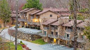 une vue aérienne d'un grand bâtiment avec une route dans l'établissement Bluegreen Vacations Blue Ridge Village, an Ascend Collection Resort, à Banner Elk