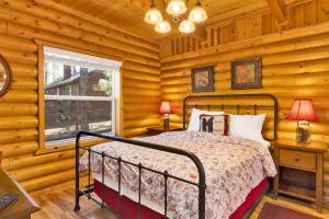 a bedroom with a bed in a log cabin at Cub's Cabin #2561 in Big Bear Lake