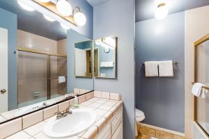 un baño con lavabo y espejo en Rosie's Hideaway #331, en Big Bear Lake 12 fotos más