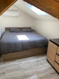 een slaapkamer met een bed op zolder bij L'orangerie in Seignosse