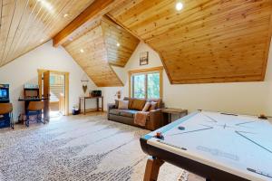 TV a/nebo společenská místnost v ubytování Bow Canyon Oasis #513