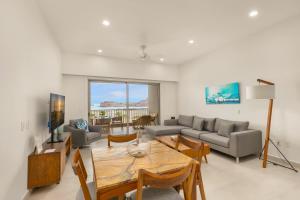 una sala de estar con un sofá y una mesa en 2BR Summer Escape Villa in Danzante Bay Loreto, en Ensenada Blanca 87 fotos más
